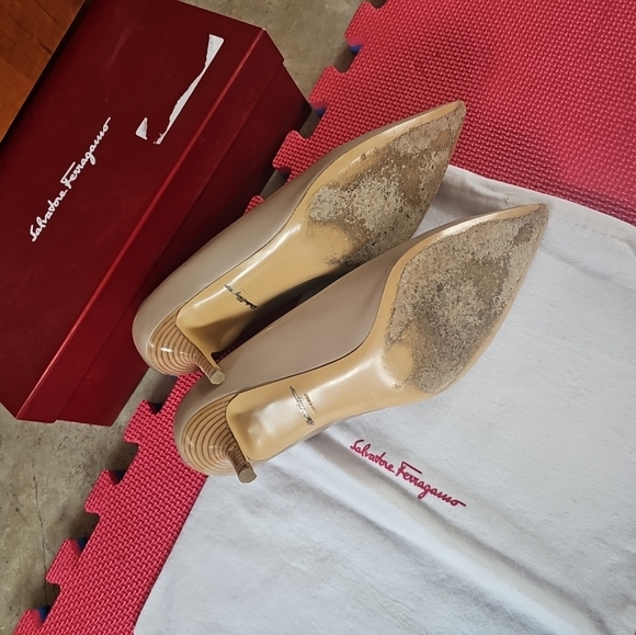 Salvatore Ferragamo Leather Low Heel Pumps Size 9B - Picture 8 of 11